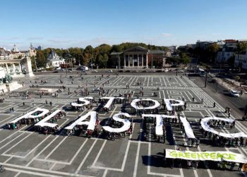 file-photo--greenpeace-holds-a-demonstration-against-plastic-waste-at-the-heroes-square-in-budapest-1