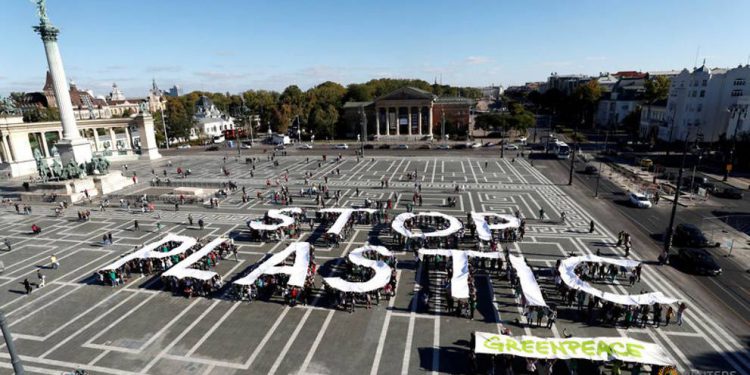 file-photo--greenpeace-holds-a-demonstration-against-plastic-waste-at-the-heroes-square-in-budapest-1