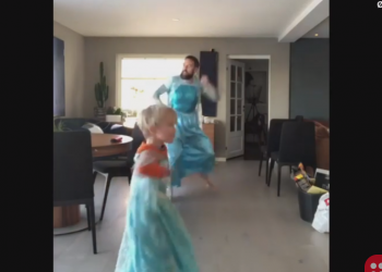 Father and son wear Elsa costumes, dance on Frozen song