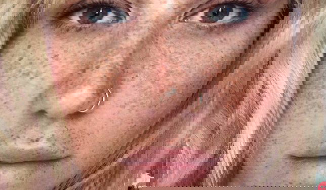 Kesha shows off freckles in new selfie, inspires others