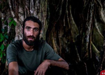 Detained refugee wins Australia's top literary prize