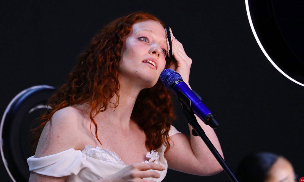 UK pop star removes makeup during live performance, sends powerful message across
