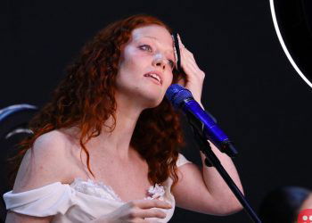 UK pop star removes makeup during live performance, sends powerful message across