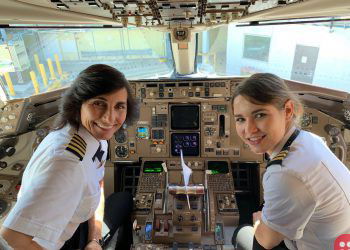 Mother-Daughter Co-Pilot Flight. Twitter Applauds!