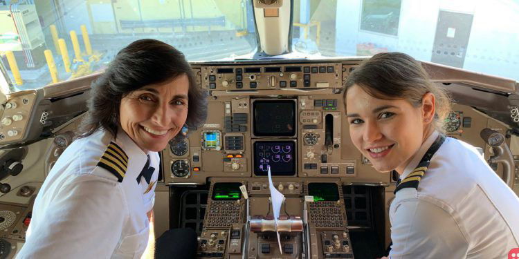 Mother-Daughter Co-Pilot Flight. Twitter Applauds!
