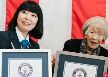 Kane Tanaka with her certificate for oldest living person.