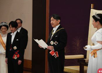 Japan's Emperor Naruhito flanked by Empres_Masako