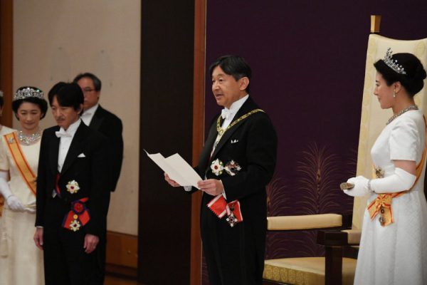 Japan's Emperor Naruhito flanked by Empres_Masako