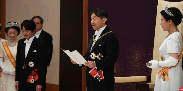 Japan's Emperor Naruhito flanked by Empres_Masako