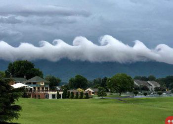 Picture of rare clouds that look like waves goes viral!