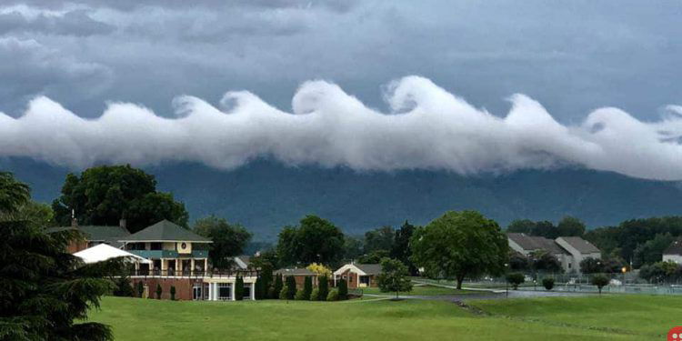 Picture of rare clouds that look like waves goes viral!