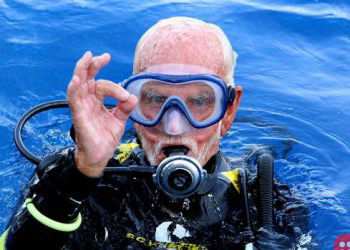 At 96, WWII veteran breaks his own scuba diving record