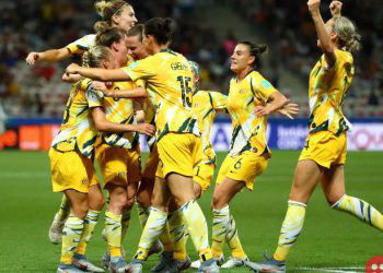 Australian women footballers sign landmark pay deal