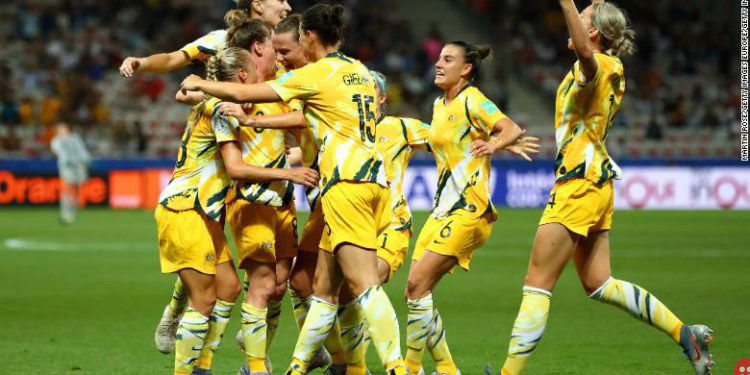 Australian women footballers sign landmark pay deal