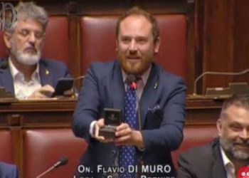 Flavio Di Muro: Italian MP proposes to girlfriend during parliament speech