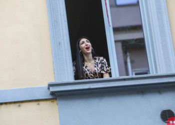 Covid-19: Italians, under lockdown, sing songs to boost morale