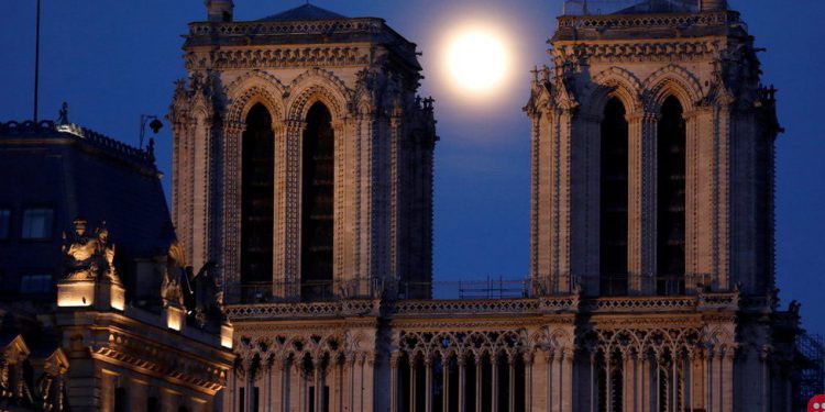 Beautiful Pink Supermoon seen around the world