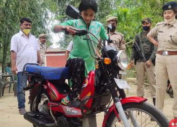 Police gift vegetable vendor a moped, win hearts