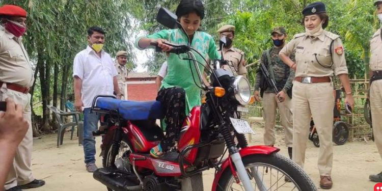 Police gift vegetable vendor a moped, win hearts