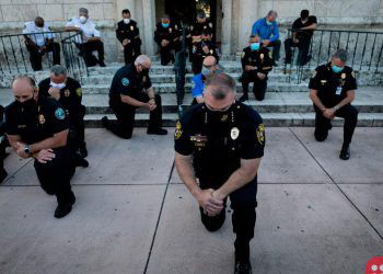 Many US police officers march and kneel with protesters to show solidarity