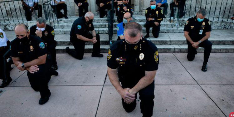 Many US police officers march and kneel with protesters to show solidarity
