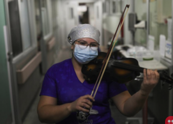 Chilean nurse plays violin for COVID-19 patients to soothe them