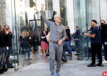 Apple CEO Tim Cook joins billionaires club