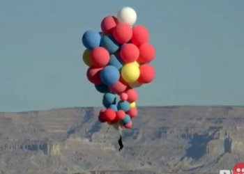 Illusionist David Blaine floats 25,000 feet above Earth