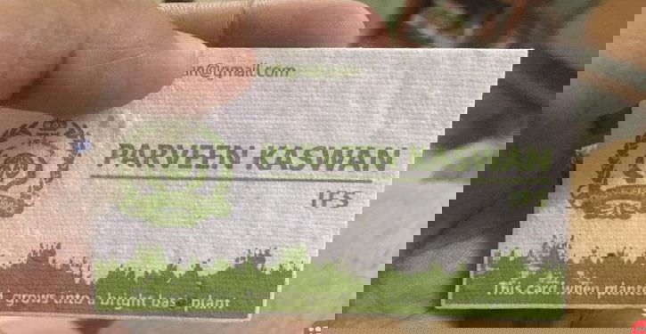 This officer’s sustainable visiting card grows into a plant!