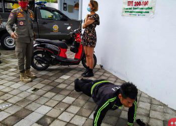In Bali, foreigners not following coronavirus health protocols are punished with push-ups