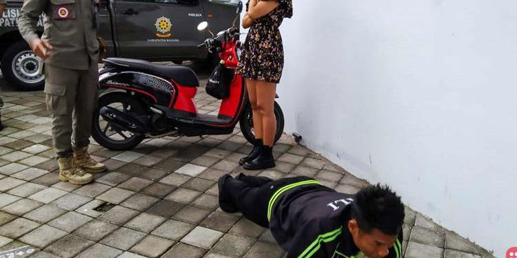 In Bali, foreigners not following coronavirus health protocols are punished with push-ups