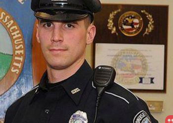 Instead of charging women with shoplifting, police officer pays for their Christmas groceries