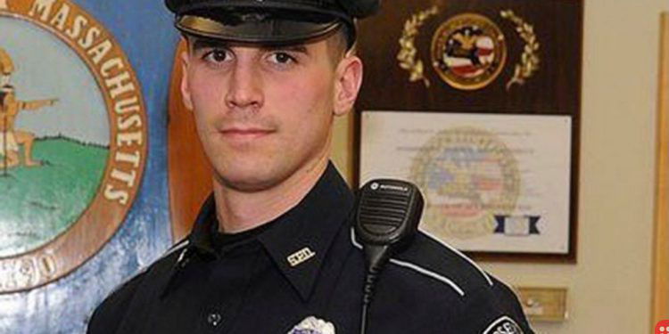 Instead of charging women with shoplifting, police officer pays for their Christmas groceries