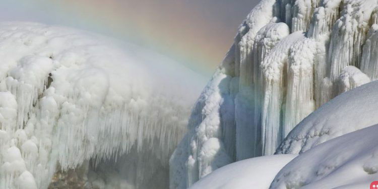 Breathtaking pictures of frozen Niagara Falls go viral!