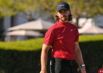 Several golfers wear red and black in honor of Tiger Woods